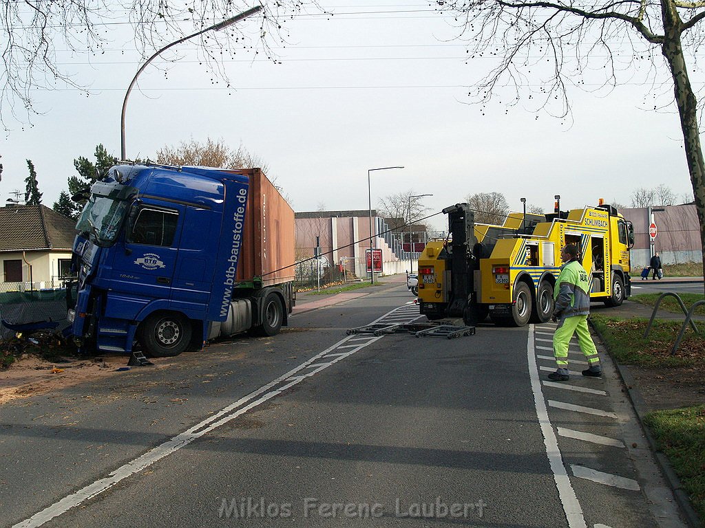 VU LKW gegen Baum Koeln Merheim Olpenerstr P377.JPG